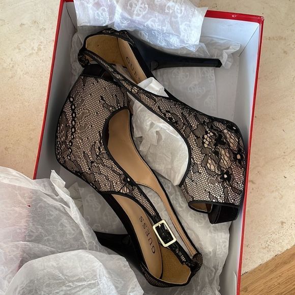 GUESS Hondola Lace Platform Pumps - Picture 6 of 7